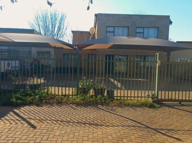 21 Bedroom House in Universitas