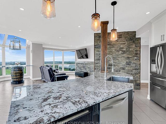2+1 Bedrooms @ Watson St. & Victoria St