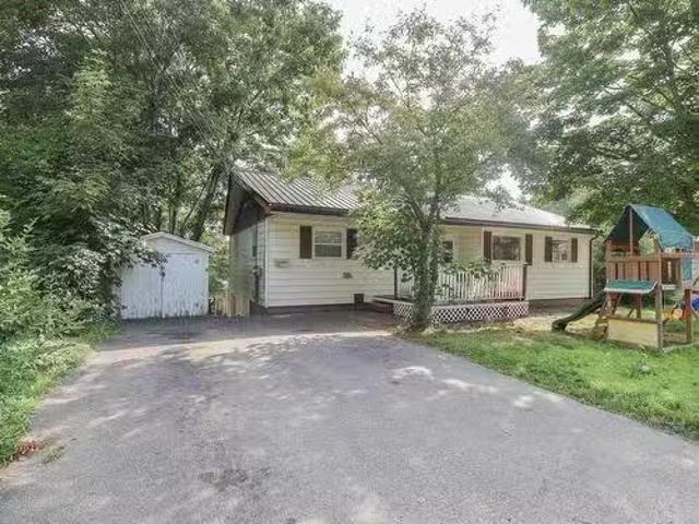 21 Elizabeth Avenue, Bridgewater, NS, B4V 1M1 house for sale.