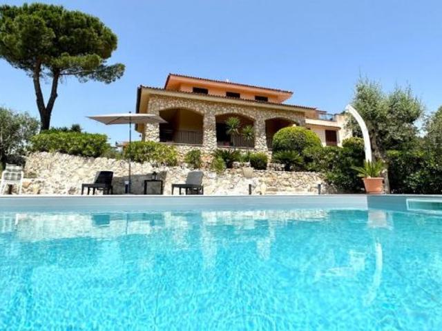 21 – Il tuo rifugio tra gli ulivi: Villa di prestigio con piscina ad AvolaAntica