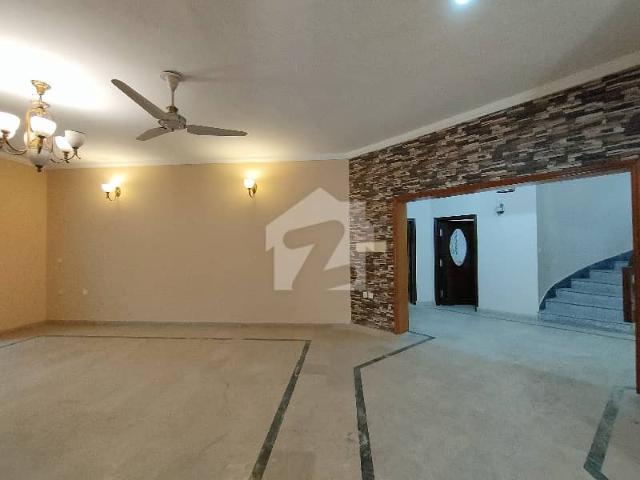 21 Marla House With 6 Bedrooms In Main Cantt