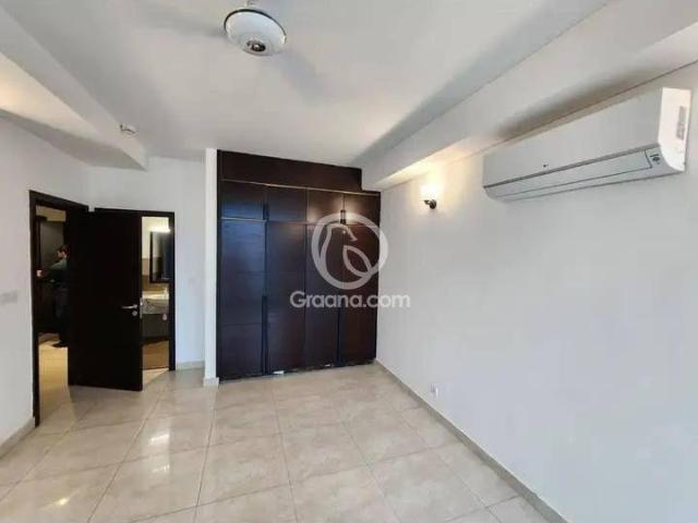 2200 Ft² Flat for Rent