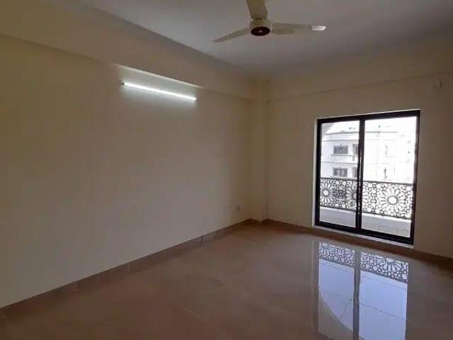 2200 Ft² Flat for Rent