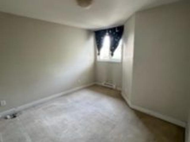 $2200/ 2br 800 Sft 2 bath Condo in Surrey Central