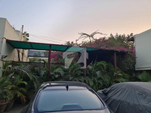 2200sq yards old land price