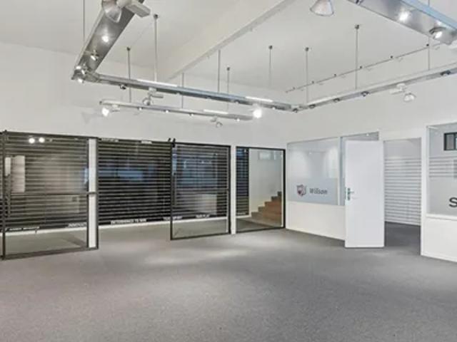 220 m² lager eller showroom i Kokkedal Industripark