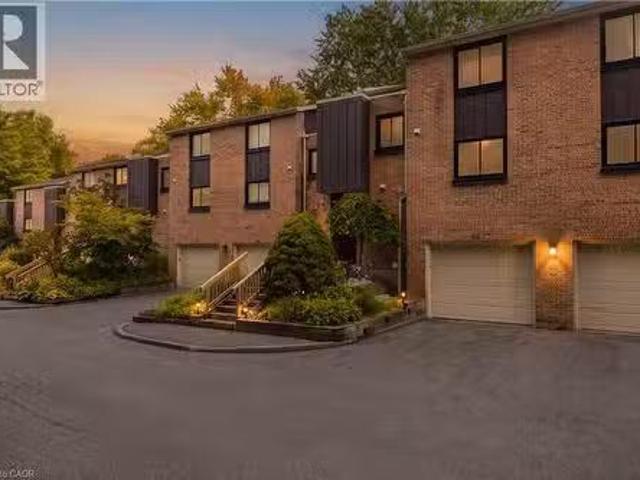220 Salisbury Avenue Unit# 13, Cambridge, ON, N1S 1K5 townho.