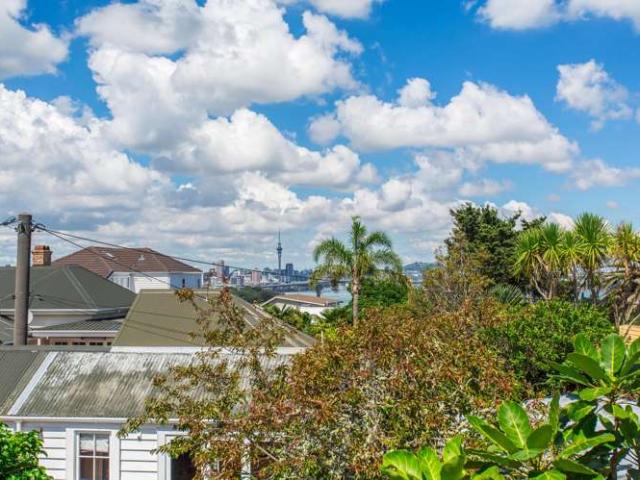 2/23 Seaview Avenue, Northcote, North Shore City