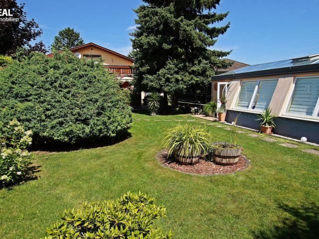 2241 Schönkirchen: Rarität! Traumhafte Wohlfühloase samt Schwimmhalle in bester Lage!