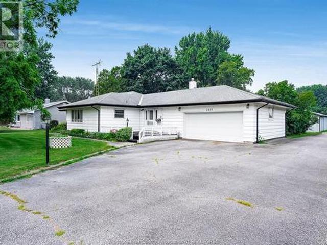 2257 Division Road North, Kingsville, ON, N9Y 2Z4 house for sale | Listing ID 26017 | Royal LePage