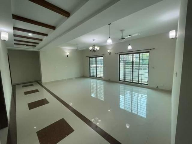 2250 Ft² Flat for Rent