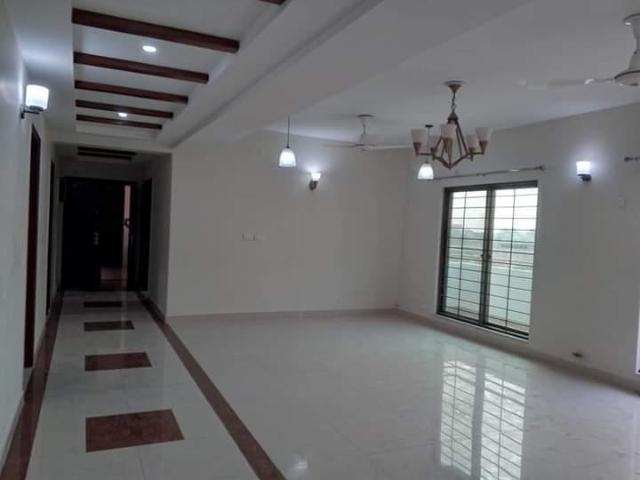 2250 Ft² Flat for Rent