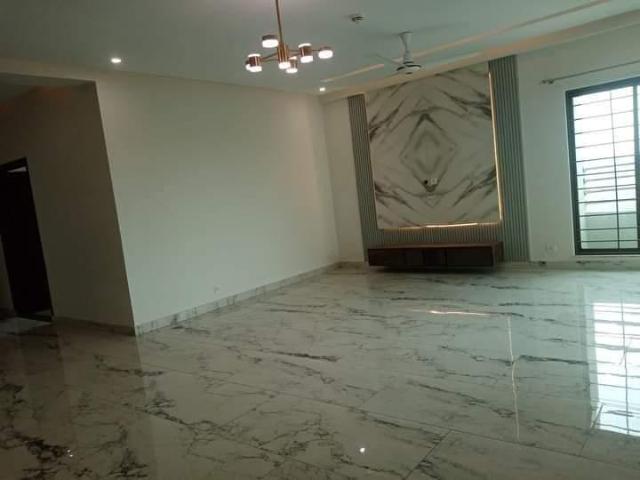 2250 Ft² Flat for Rent