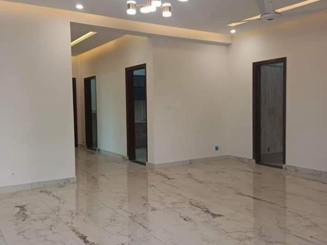 2250 Ft² Flat for Rent