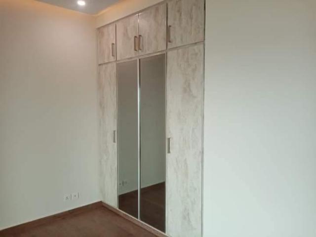 2250 Ft² Flat for Rent