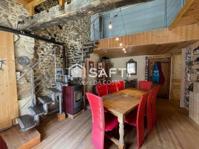 225 m² habitables, nombreuses chambres, cour intérieure. Possibilité de diviser