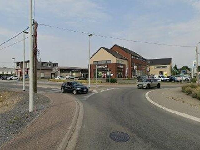 228 m2 office space for rent in Saint Georges sur Meuse