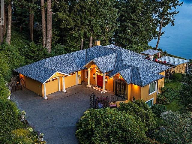2299 Comox Ave Comox, British Columbia