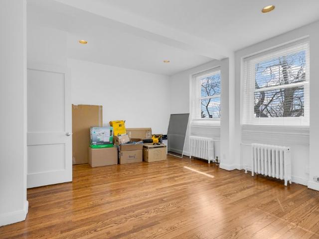 22 Av. Sunnyside