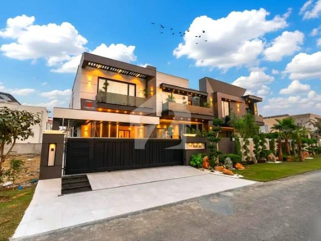 22 marla corner full basment fully furnished ulta modren degsiner bunglow on 70ft road close to raya fairways commercial