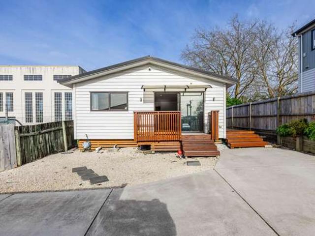22A Lincoln Park Avenue, Massey, Waitakere City