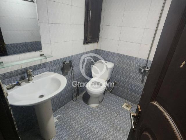 2300 Ft² Flat for Rent
