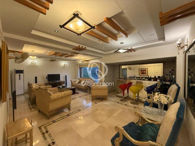 2300 Ft² Flat for Rent