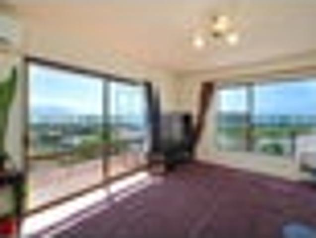 230 m² Split Level Home Panoramic Views