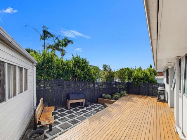 2/342C Royal Road, Massey, Waitakere City