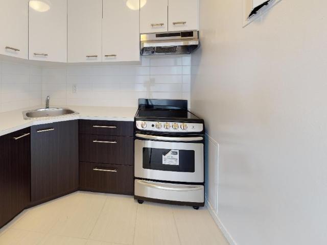 235 Sherbrooke Studio Apartment for Rent at 235 Rue Sherbrooke O, Montréal, QC H2X 1X8 Milton Parc