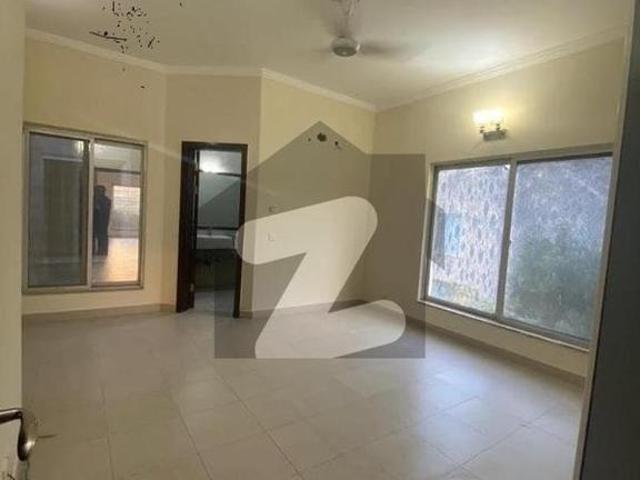 235sq yd 3 Bedrooms Luxury Villa is Available FOR RENT. 10km from Entrance of BTK. 3 Bed DDL 1 Kitchen Bahria Town Precinct 27
