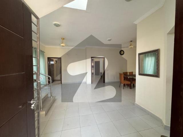 235sq yd villa for sale in precinct 27 near london bridge & jinnah avenue. One Unit 3 Bedrooms, Drawning, Dining, Closed Italian Kitchen & TV Lounge. All amenities nearby including Parks, Mosques and Gallery. 10min Drive from Main Gate of BTK. Bahria Town Precinct 31