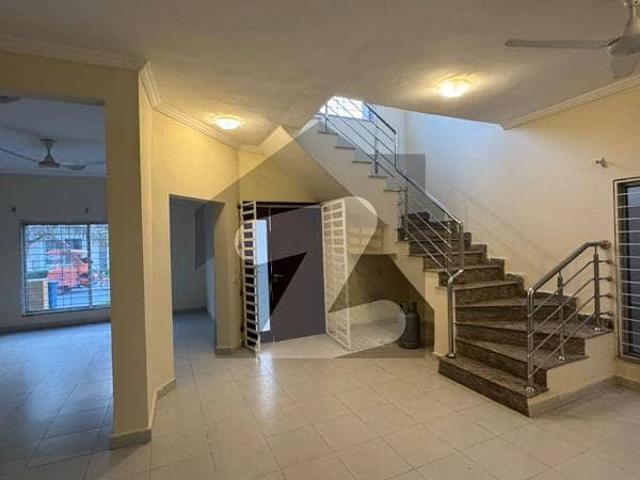 235sq yd Villas at Precinct 31 Close to Gallery and Mosque are Available FOR SALE