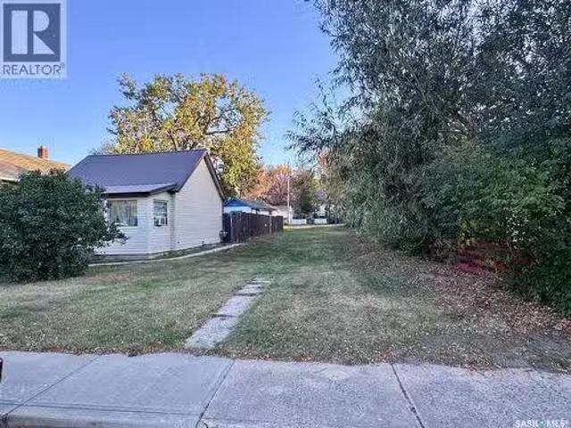 239 Iroquois Street W, Moose Jaw, SK, S6H 5A8 vacant land fo.