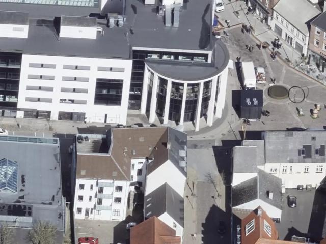 27 velindrettede og totalrenoverede boliger samt 2 flotte og nyindrettede erhvervslejemål. Elevator i begge bygninger