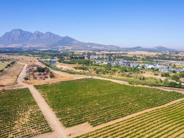 27 ha Land available in Val de Vie Estate