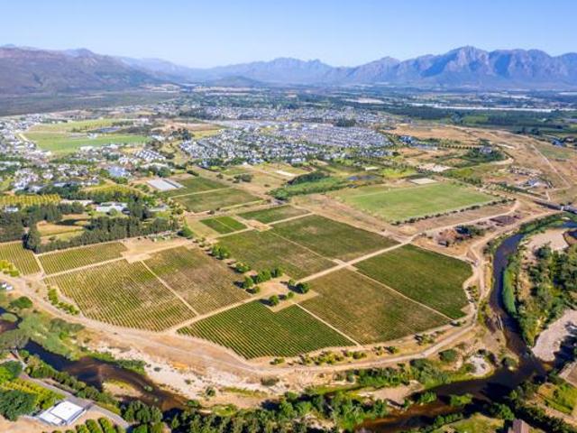 27 ha Land available in Val de Vie Estate