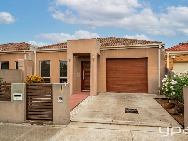 2/7 Swallow Street, Werribee