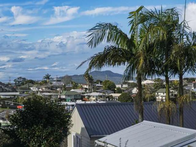27A Lyttelton Avenue, Forrest Hill, North Shore City