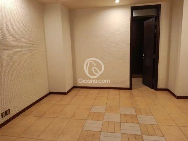 2400 Ft² Flat for Rent