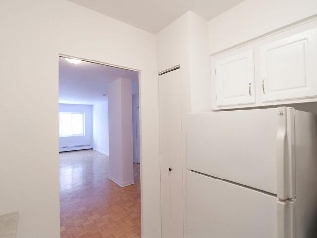 2400 Van Horne Street 1 Bedroom Apartment for Rent at 2400 Av Van Horne, Montréal, QC H3S 1P2 Parc Kent