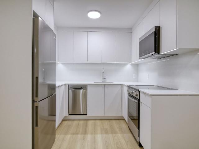 2400 Van Horne Street 2 Bedroom Apartment for Rent at 2400 Av Van Horne, Montréal, QC H3S 1P2 Parc Kent