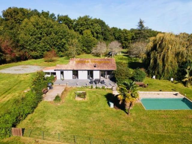 24110 Saint Aquilin: Maison, gîte, piscine sur 27086 m²