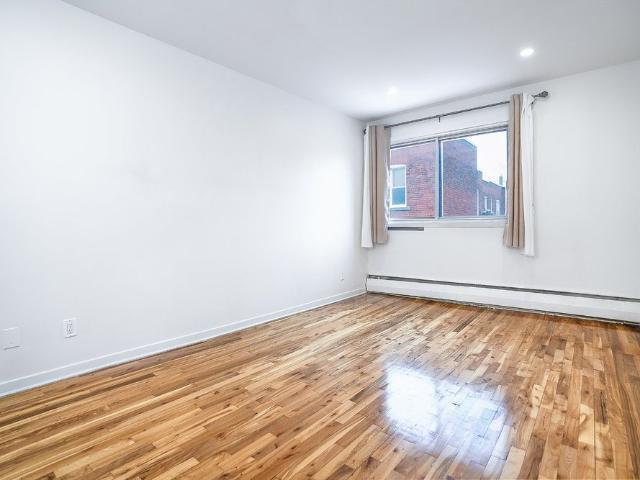 2425 Av. Madison Montréal Côte des Neiges, QC H4B