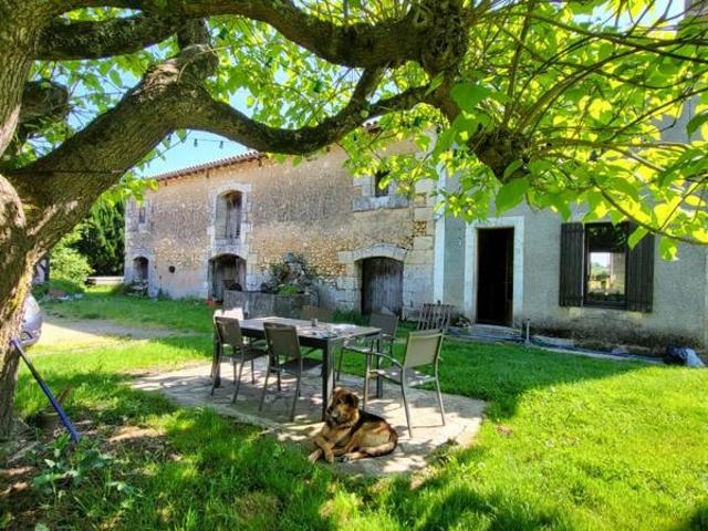 24400 proche Mussidan fermette avec habitation 157 m² et 2 granges parcelle 1ha