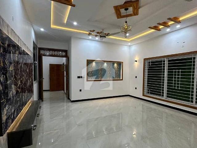 2450 Square Feet House For sale Available In B 17