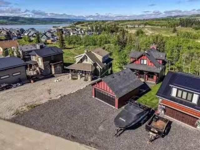 247 Cottageclub Crescent, Rural Rocky View County, AB, T4C 1B1.