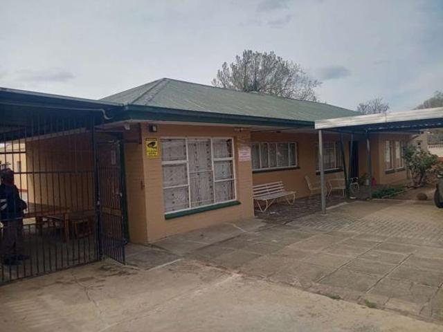 24 Bedroom House in Universitas