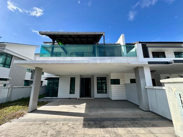 24 hours guarded Freehold Renovated 2 Storey SemiD