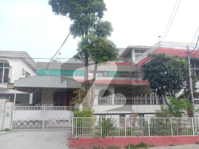 24 marla three storey 8 bedrooms house. Chaklala Scheme 3
